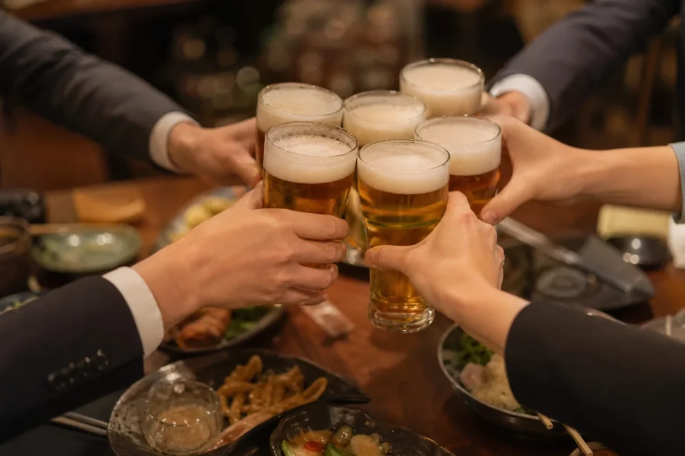 前職の懇親会での出会いの様子