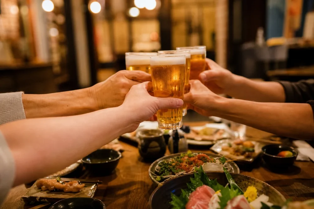 居酒屋で乾杯する様子